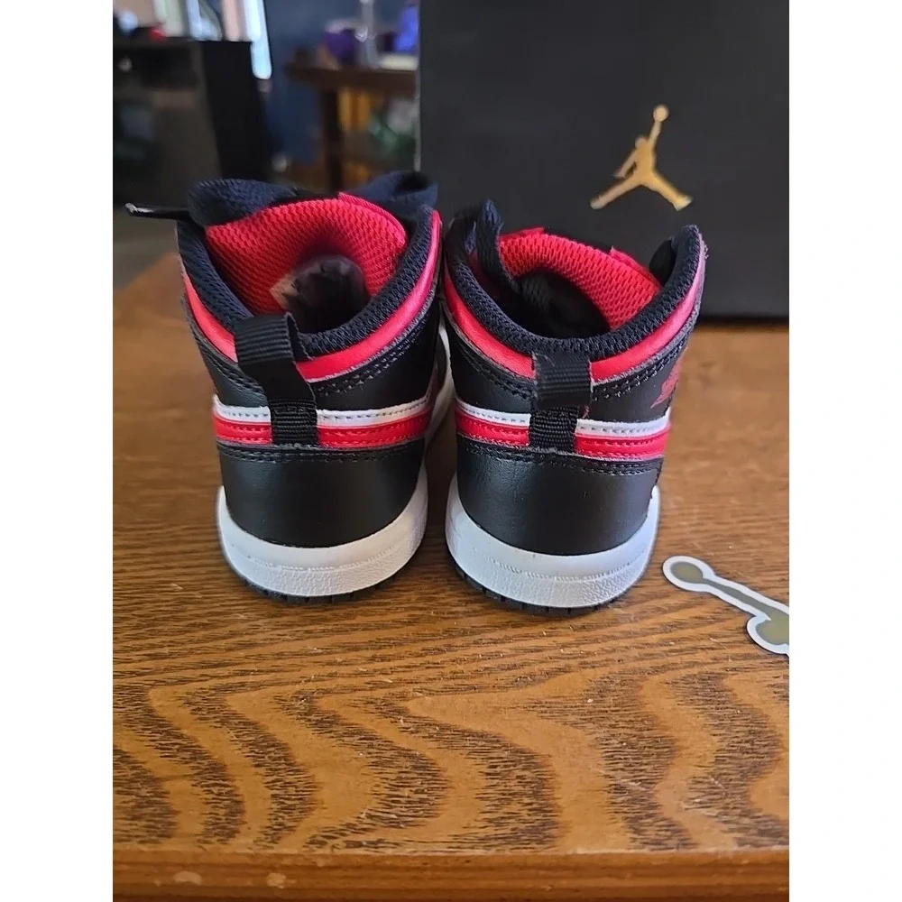 Jordan‎ 1 Mid Bred Toe Size 6c